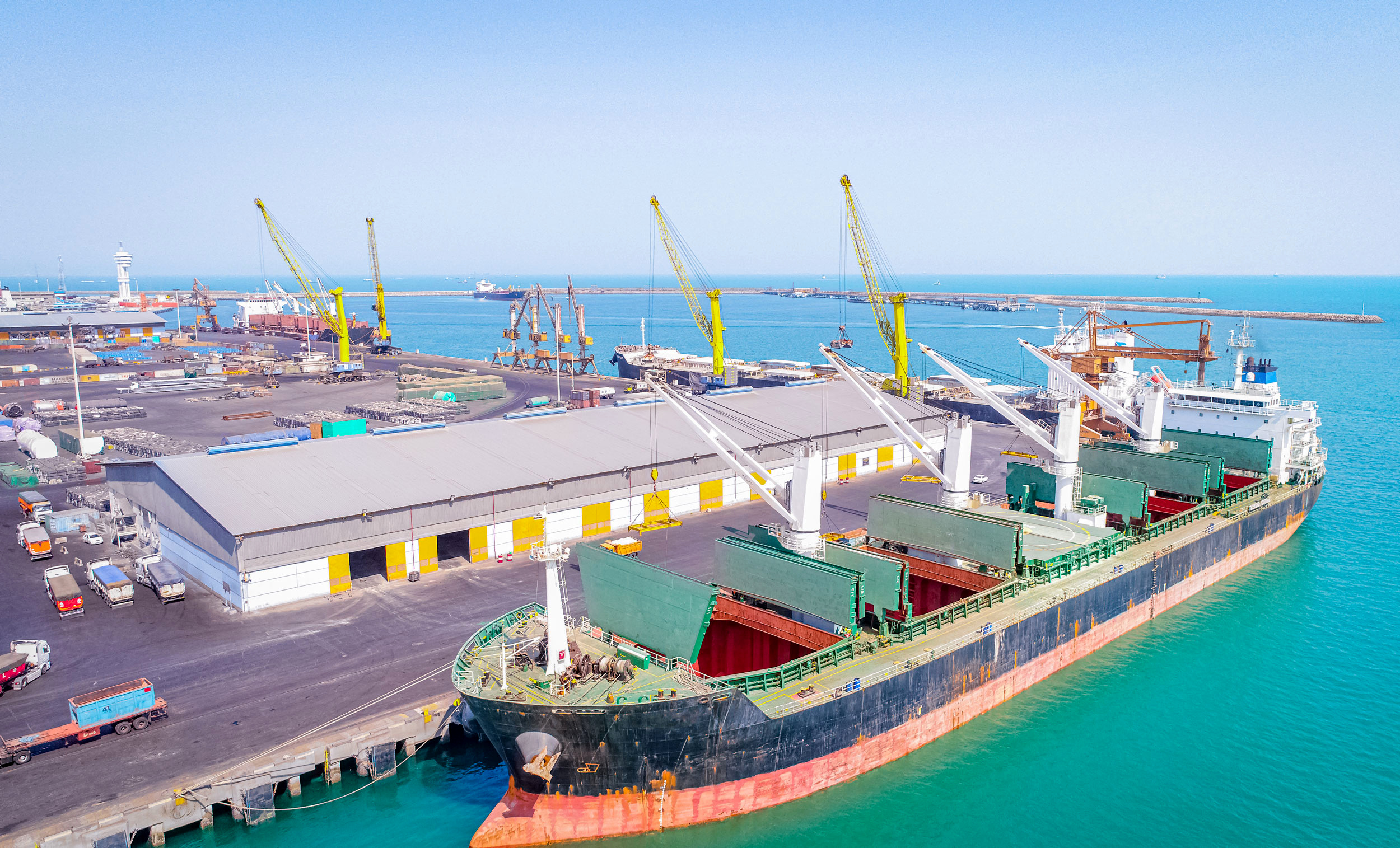 پهلودهی 34 فروند کشتی حامل کالاهای اساسی در بندر شهید رجایی | مرین‌پرس