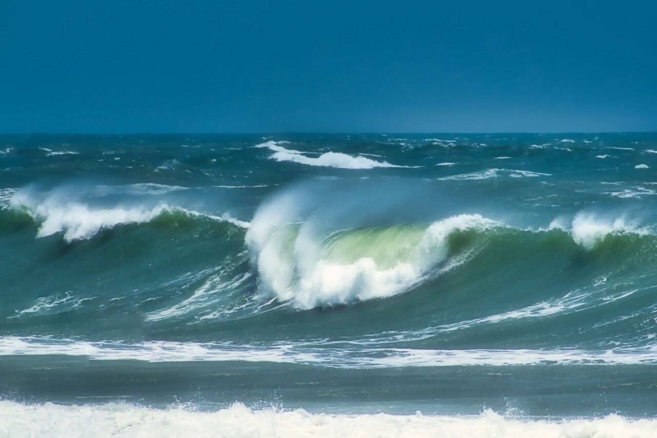 ارتفاع موج در دریای خزر به ۲.۵ متر می رسد