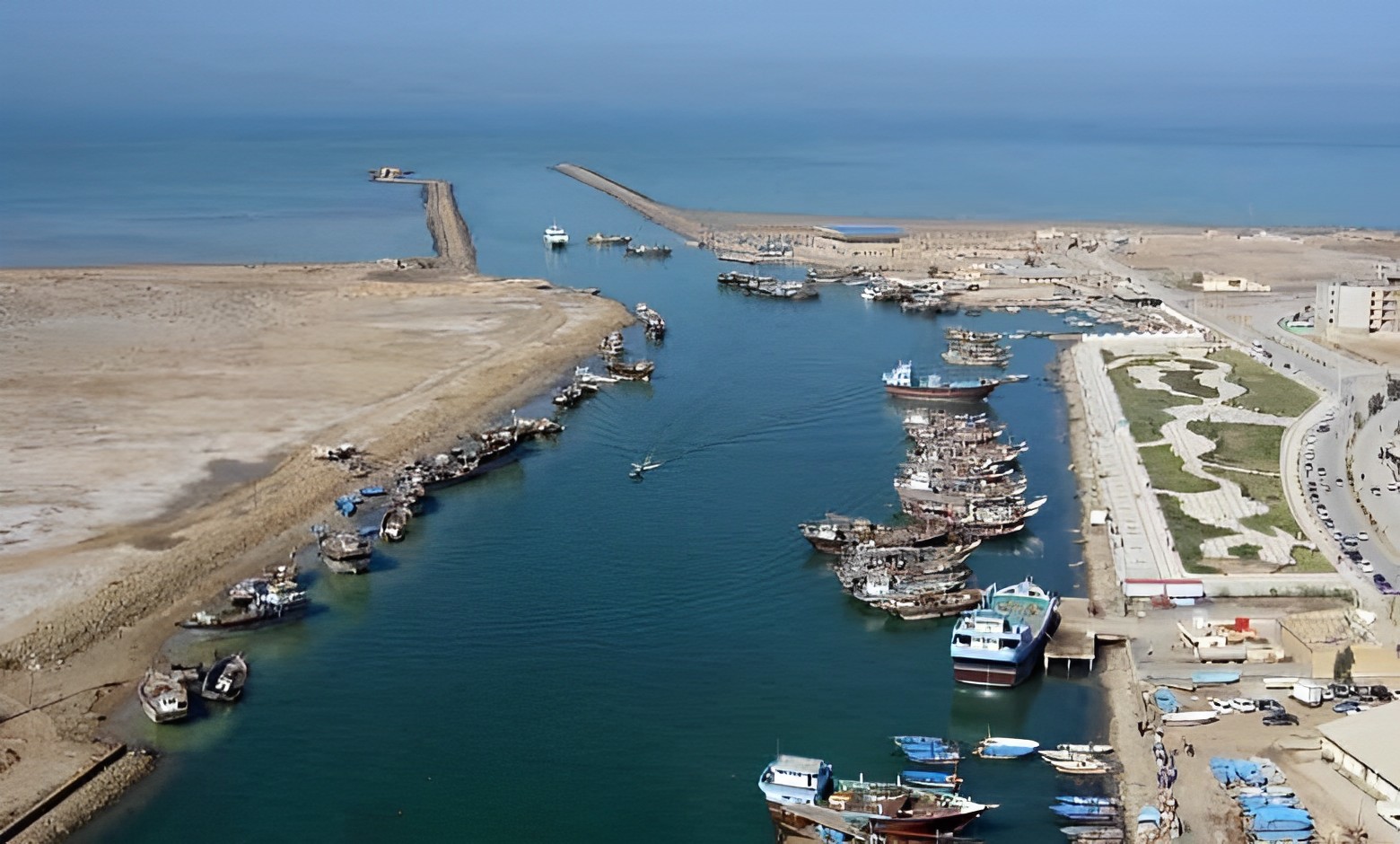 پیگیری رفع مشکلات شرکت‌های کشتیرانی فعال در بندر گناوه