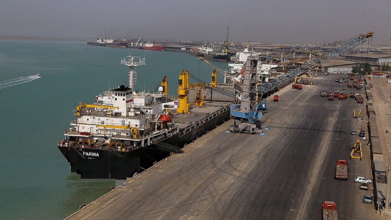 پهلوگیری ۸ فروند کشتی حامل کالا‌های اساسی در بندر امام خمینی(ره)