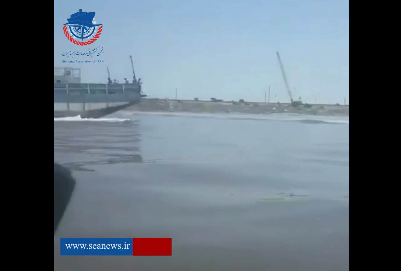 کشتی‌ بزرگ دریاچه ارومیه روی آب حرکت کرد | آرتمیا پس از سال‌ها خشکسالی دل به دریا زد+ فیلم